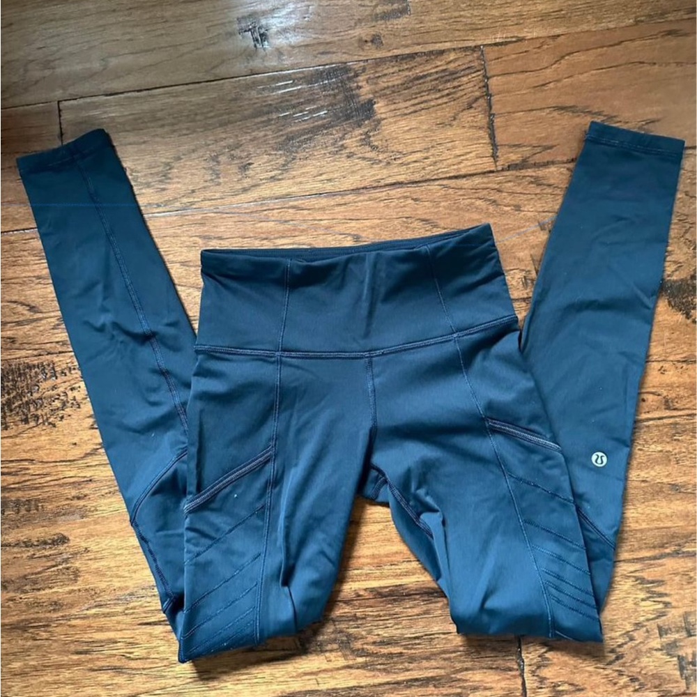 Lululemon all in the right places 5 pocket like new condition - Picture 3 of 5